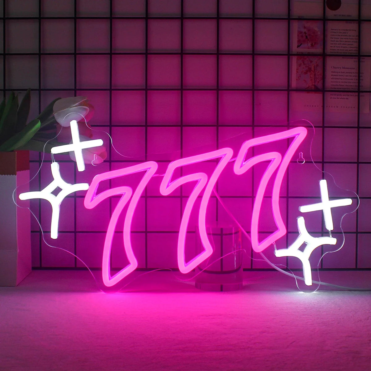 L'image présente un panneau néon LED fait à la main qui affiche les mots « Lucky Number 777 » dans un design vibrant et accrocheur.