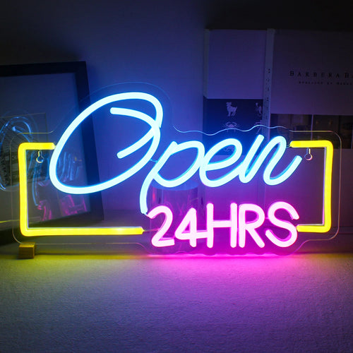 Imaginea afișează un panou cu neon LED vibrant, sub formă de cuvintele „24HRS Open.