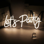 Este afișată o pancartă neon LED vibrantă „Let’s Party”, cu litere îndrăznețe, cursive.