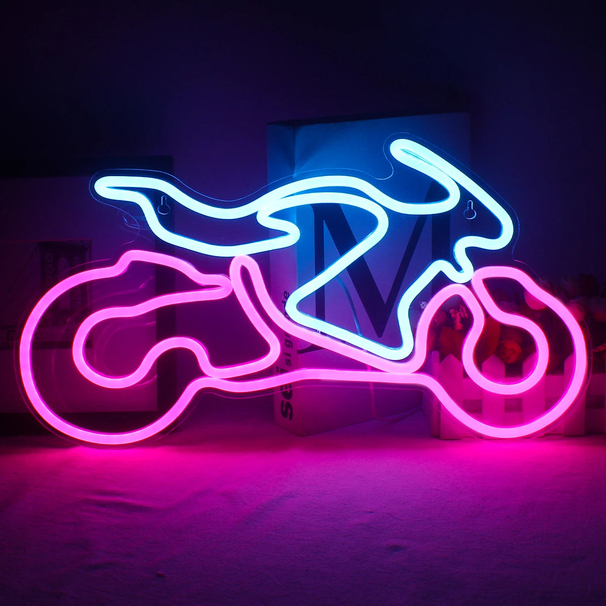 Imaginea prezintă o placă vibrantă cu LED-uri pentru motociclete, care prezintă un contur al unei motociclete clasice.