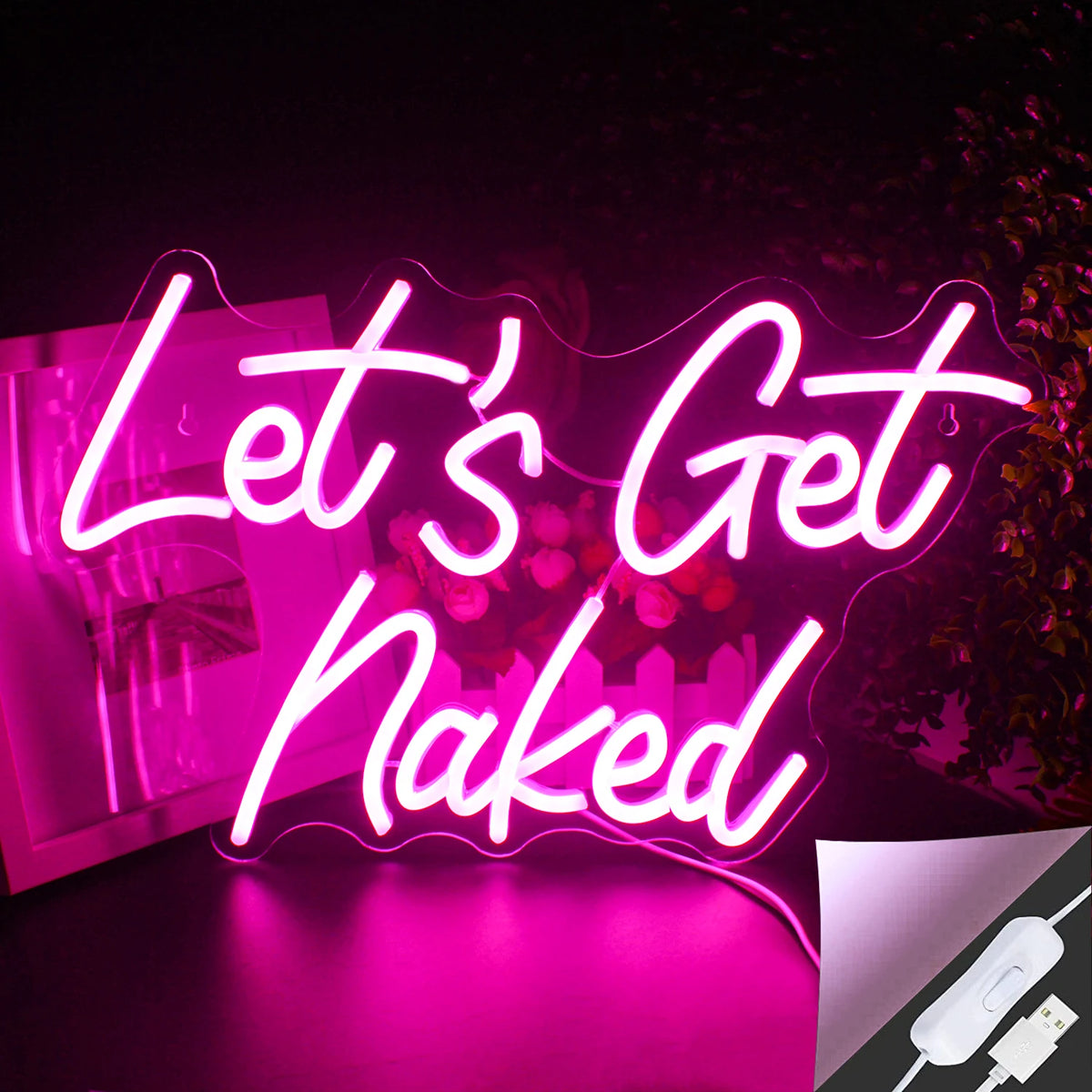 L'image présente un panneau néon LED vibrant affichant la phrase « Let's Get Naked » dans une police de caractères élégante.