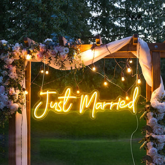 Świecący neon LED wyświetlający słowa „Just Married” w eleganckim, kursywnym piśmie.