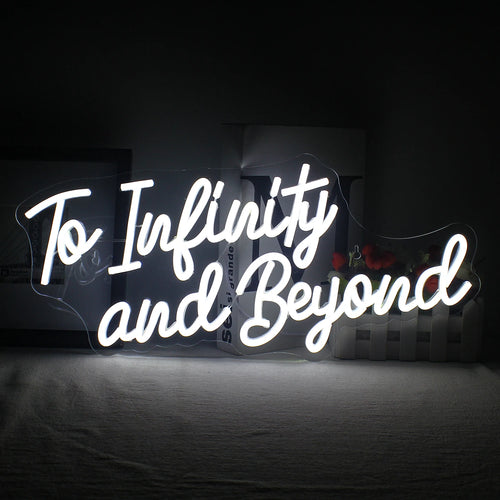Na zdjęciu widać ręcznie wykonany neon LED, na którym widnieje napis „To Infinity and Beyond” (Do nieskończoności i poza nią) wykonany żywymi, świecącymi literami.