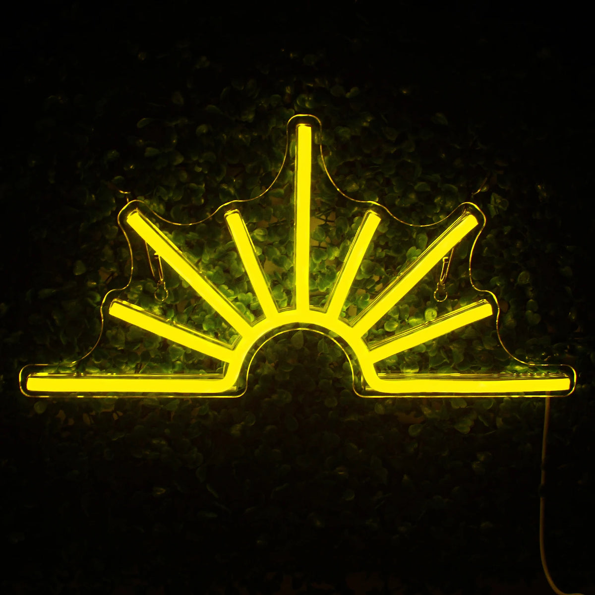 Een levendig Sun LED-neonbord met een felgele zon met stralende stralen, omgeven door een warm licht.