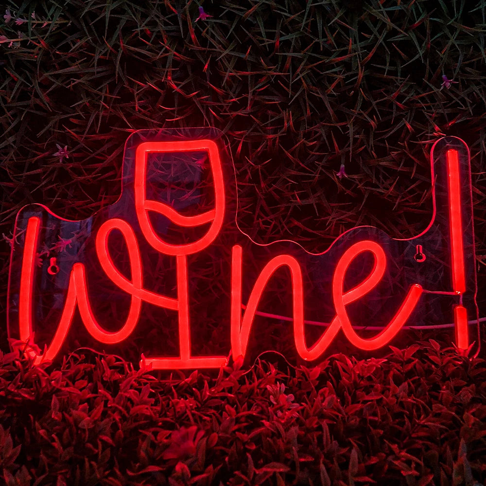 Une enseigne au néon LED vibrante qui brille dans une riche teinte bordeaux, façonnant le mot « Vin » dans une écriture élégante et fluide.
