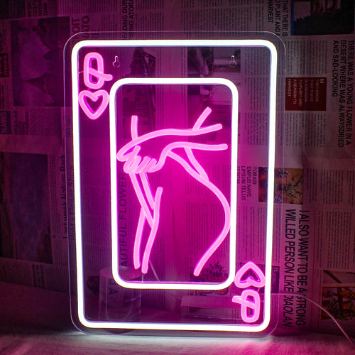 Na zdjęciu widoczny jest neon LED przedstawiający stylizowaną postać kobiety, złożoną z elementów kart do gry.