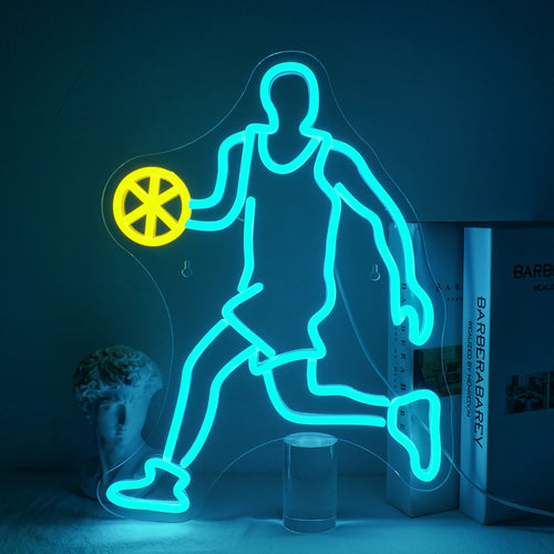 O pancartă cu neon LED vibrantă care înfățișează o minge de baschet portocalie strălucitoare, cu linii clare și distincte care îi arată panourile.