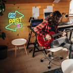 20 PAST 4 – Protilehlé šipky – světelný LED neonový nápis (5 V USB)