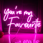 L'immagine presenta un'insegna al neon LED vivace e realizzata a mano, che scrive "Sei il mio preferito" in un font corsivo e giocoso.