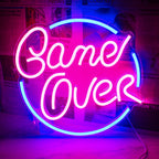 L'immagine mostra un'insegna al neon a LED con la scritta "Game Over", caratterizzata da una scritta stilizzata e in grassetto.