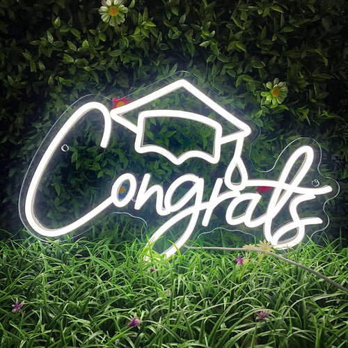 Na zdjęciu widoczny jest żywy neon LED z napisem „Gratulacje”.