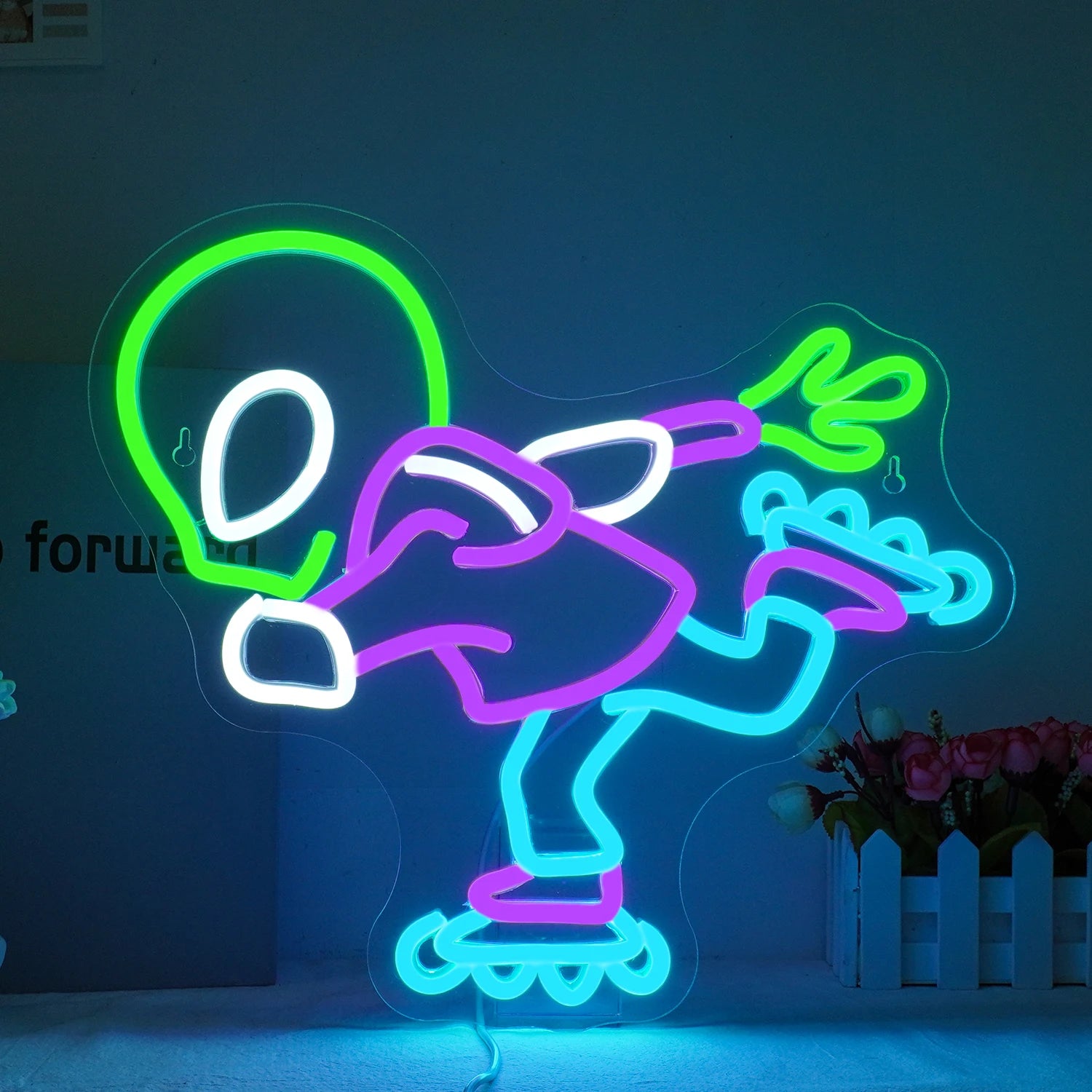 Un vivace cartello al neon a LED raffigurante un alieno, caratterizzato dalla classica forma di una testa extraterrestre con grandi occhi ovali.