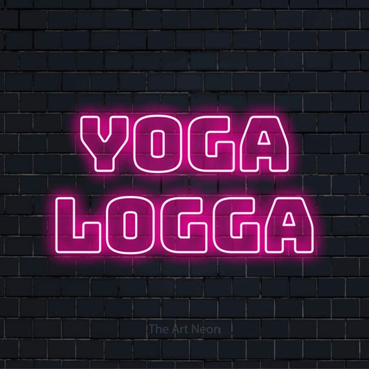 Personlig neonskylt med texten “Yoga Logga” på en svart tegelvägg