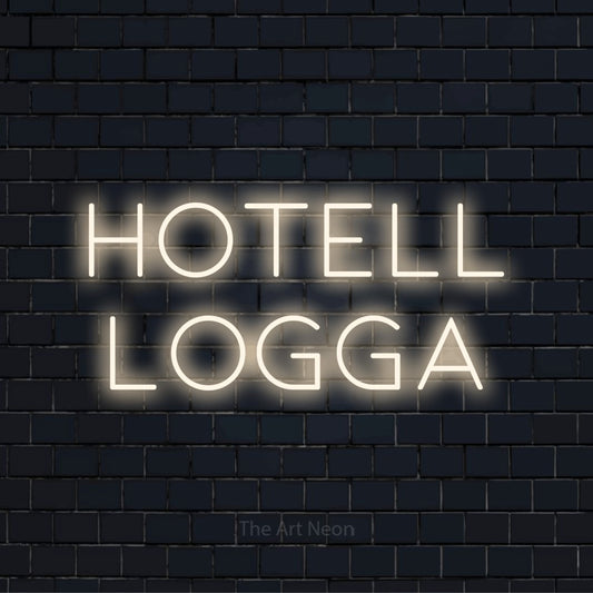 Personlig neonskylt med texten “Hotell Logga” på en svart tegelvägg