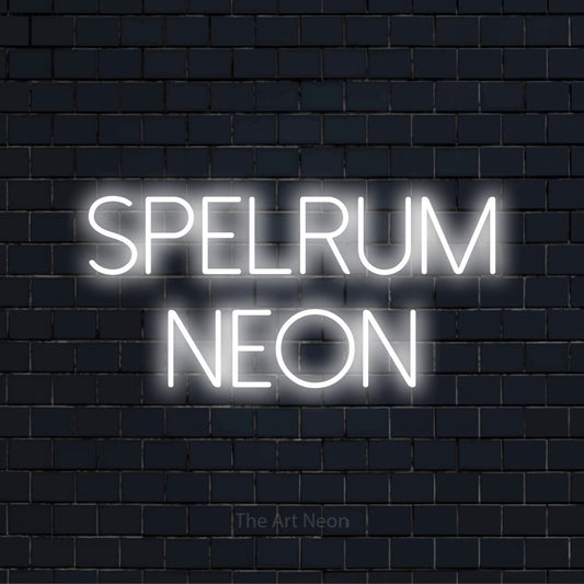 Personlig neonskylt med texten “Spelrum Neon” på en svart tegelvägg
