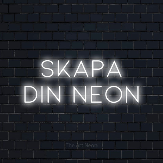 Personlig neonskylt med texten “Skapa Din Neon” på en svart tegelvägg