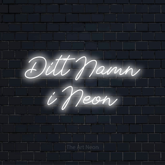 Personlig neonskylt med texten “Ditt Namn i Neon” på en svart tegelvägg