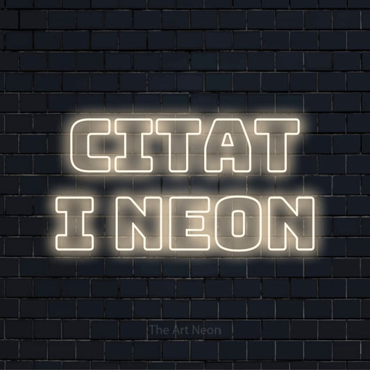 Personlig neonskylt med texten “Citat i Neon” på en svart tegelvägg
