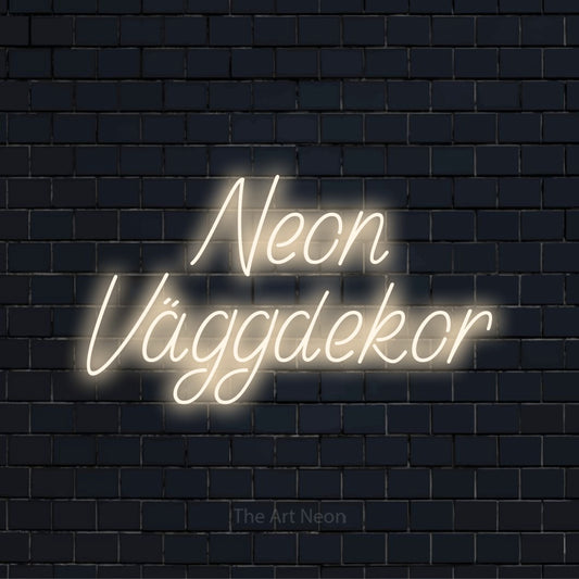 Personlig neonskylt med texten “Neon Väggdekor” på en svart tegelvägg