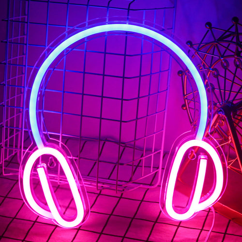 Imaginea prezintă o semnă neon LED vibrantă, realizată manual, în formă de căști.