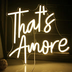Une enseigne au néon LED vibrante faite à la main affichant le mot « Amore » en lettres cursives élégantes.