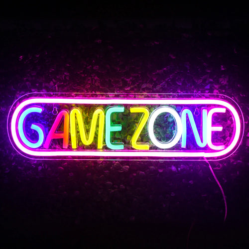 Billedet viser et levende, farverigt LED-neonskilt, hvor der står "Game Zone" med fede, iøjnefaldende bogstaver.