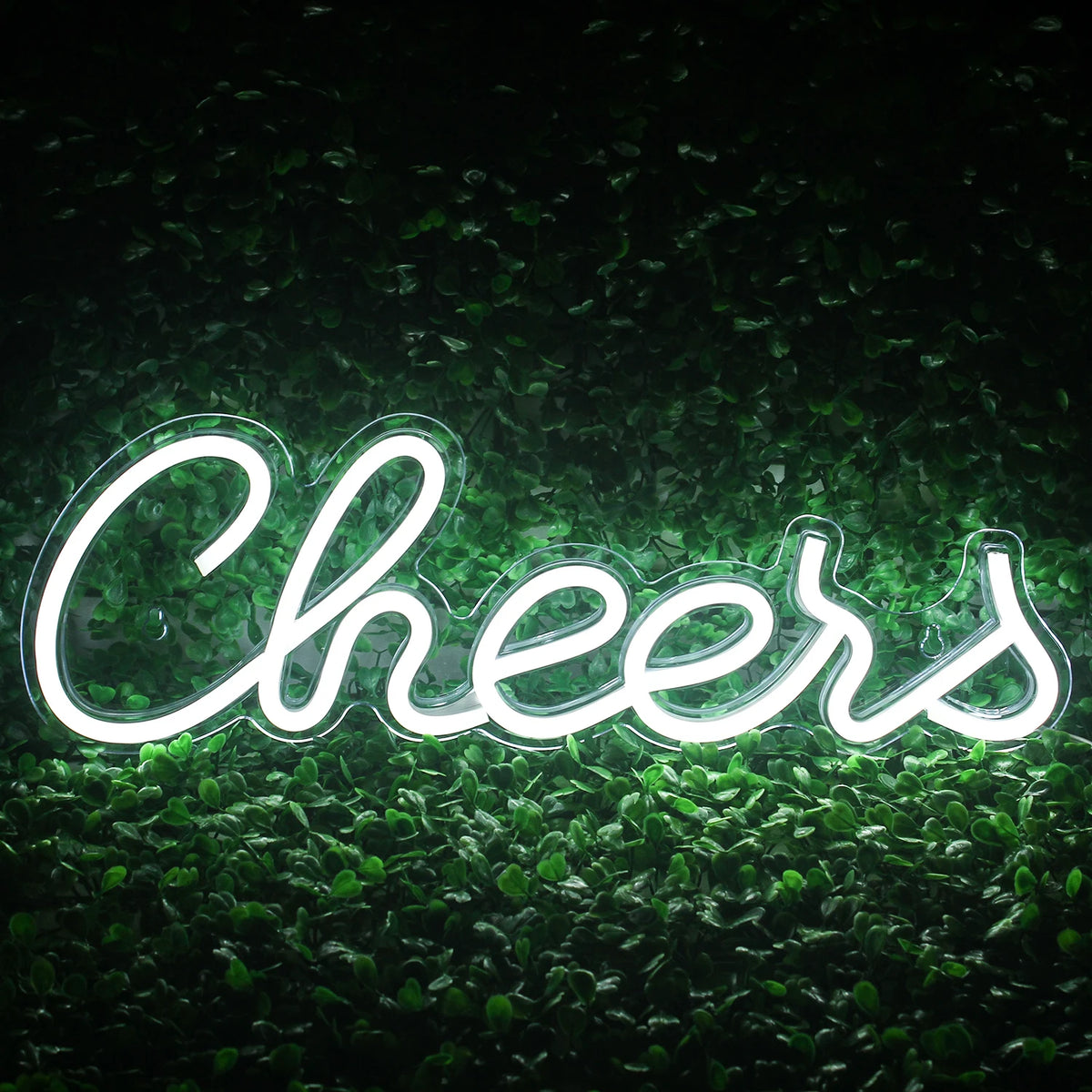 Een levendig LED-neonbord toont het woord "Cheers" in een speels, cursief lettertype.