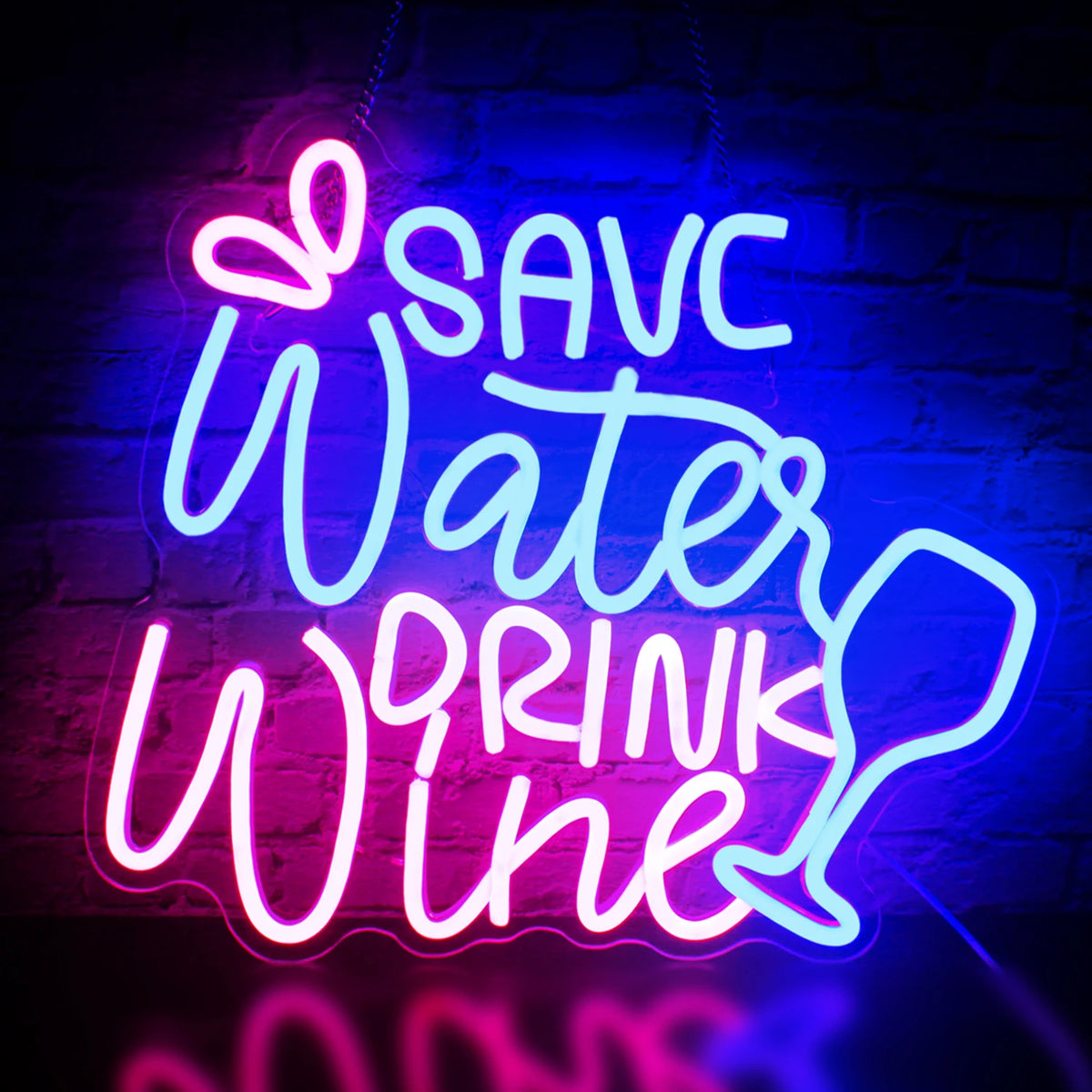 Billedet har et levende LED-neonskilt, der viser sætningen "Save Water Drink Wine" i en stilfuld og legende skrifttype.