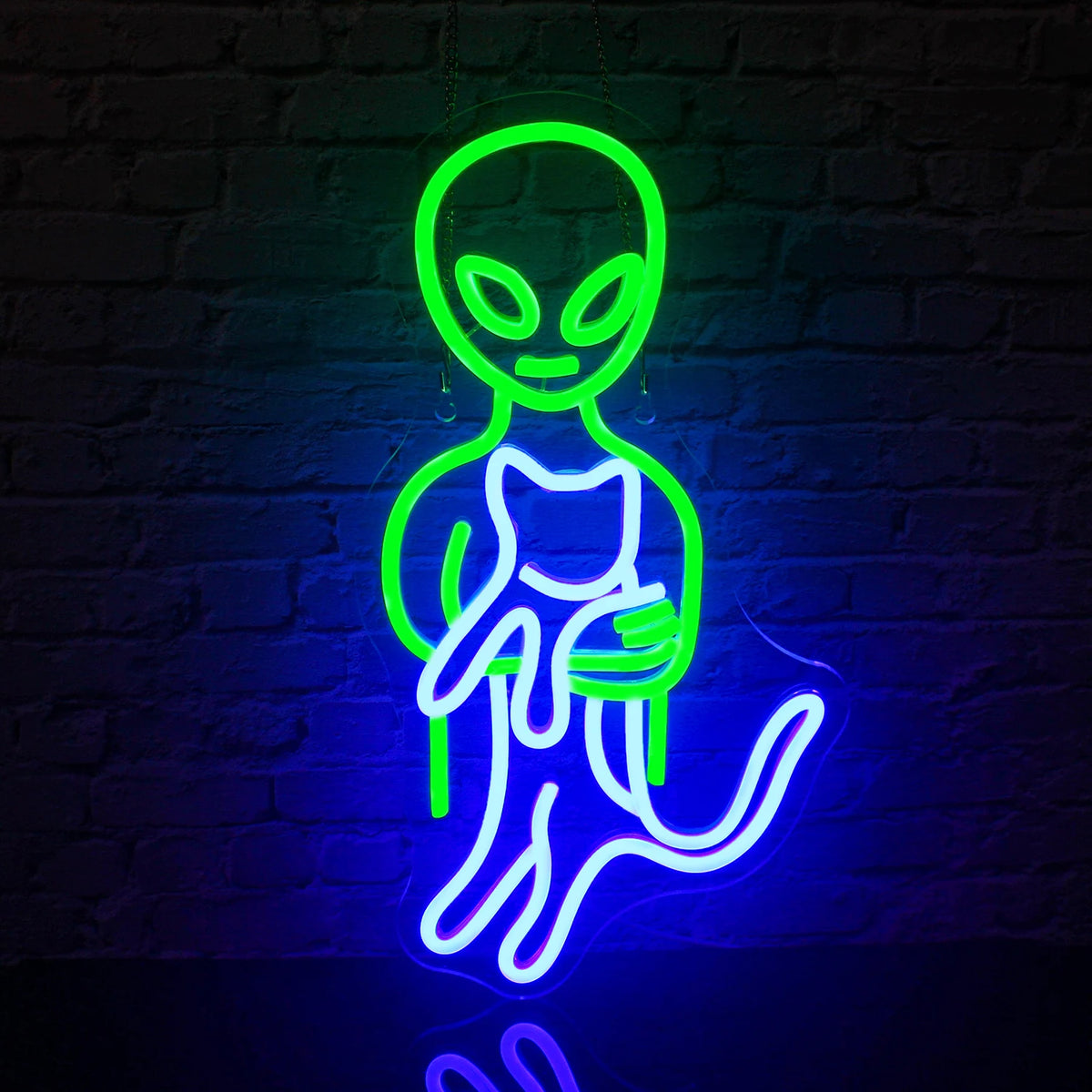 L'image montre une enseigne au néon LED vibrante et économique en forme de visage d'extraterrestre vert.