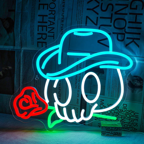 Un letrero de neón LED iluminado que presenta una calavera de vaquero estilizada adornada con un sombrero de vaquero clásico.