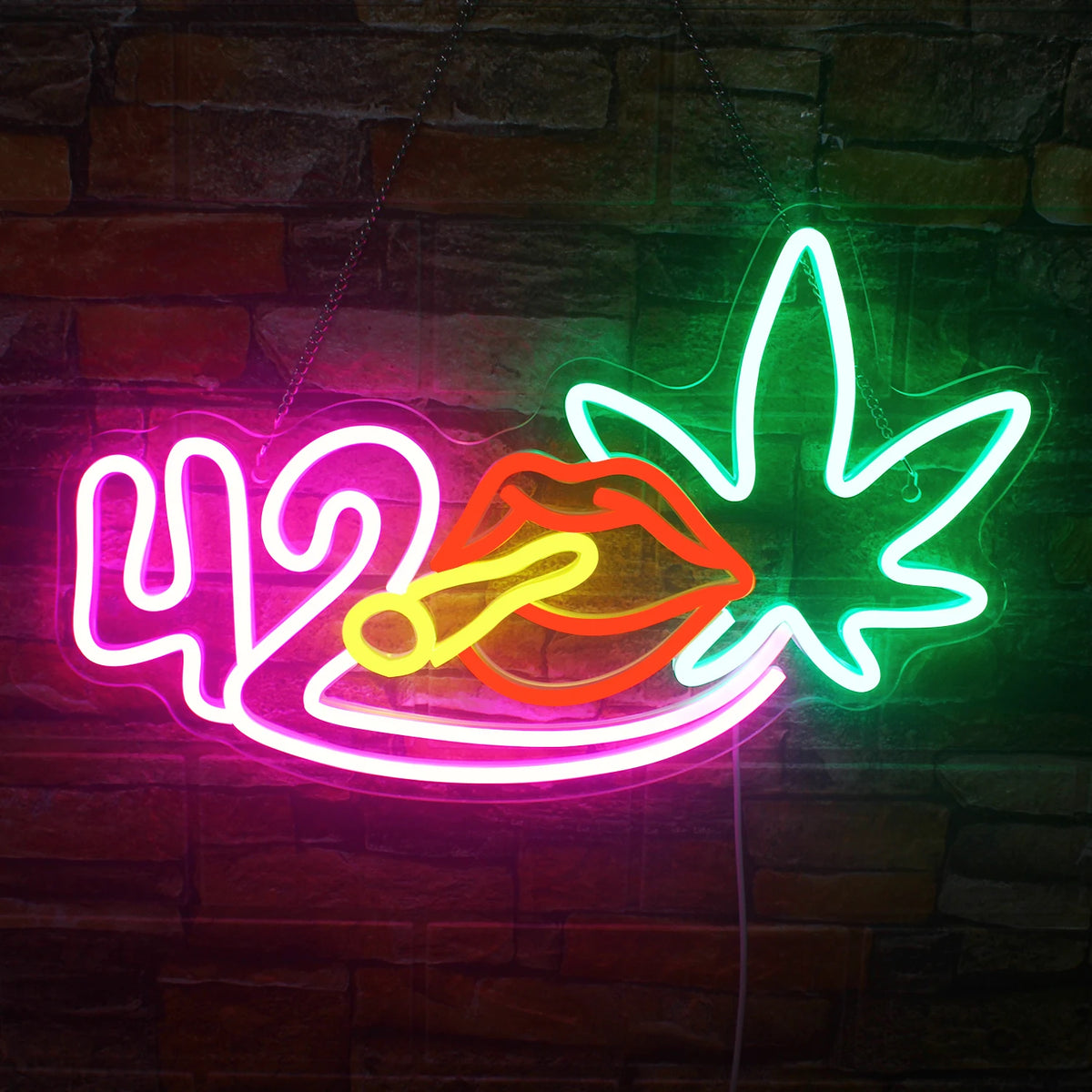 Na obrázku je ručně vyrobený LED neonový nápis zobrazující zářivě zelený list doprovázený stylizovanou grafikou doutníku.