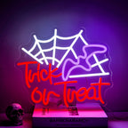 Živahni LED neonski znak koji prikazuje frazu "Trick Or Treat" podebljanim, razigranim slovima.
