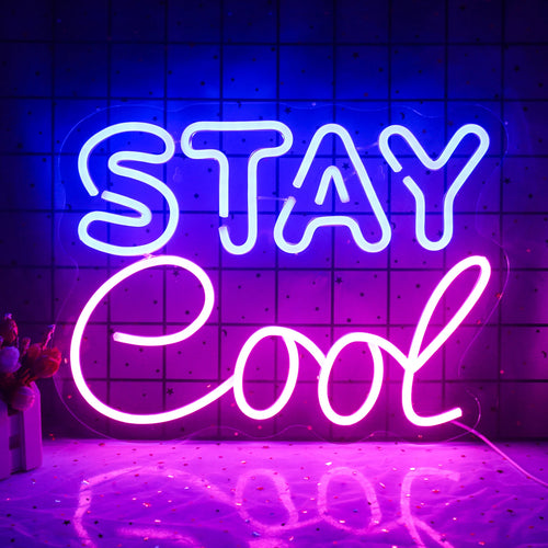 Prikazan je živopisan LED neonski znak "Stay Cool" s podebljanim, kurzivnim slovima.