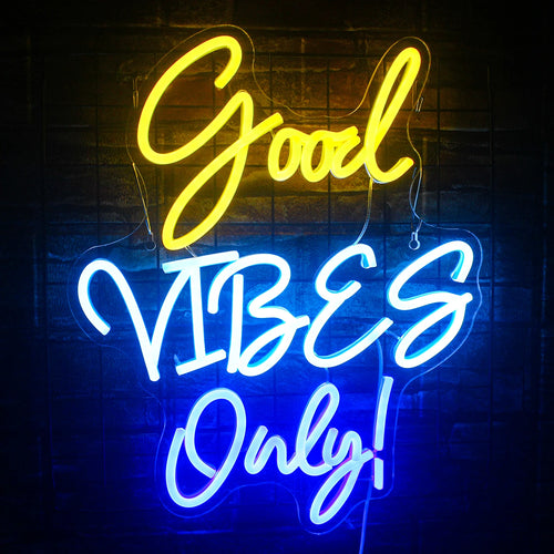 Billedet viser et lyst og levende "Good Vibes Only" LED neonskilt.