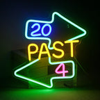 Na obrázku je ručně vyrobený neonový nápis LED zobrazující frázi „20 past 4“ stylovým kurzívou.