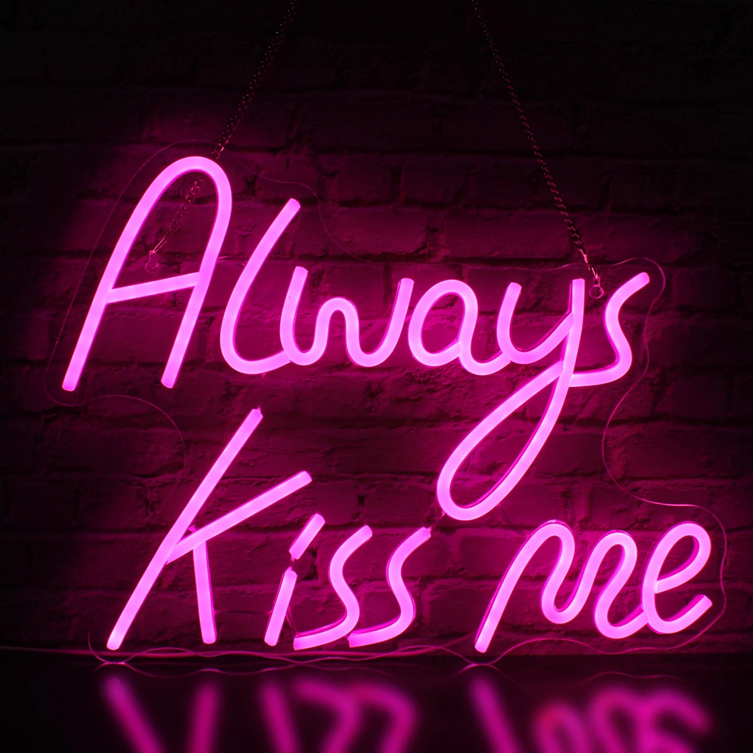 L'immagine presenta un'elegante insegna al neon a LED realizzata a mano, con la scritta "Always Kiss Me" in corsivo.