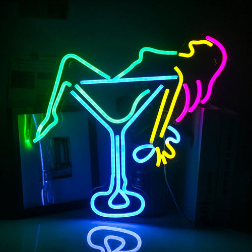 Imaginea prezintă o pancartă neon LED vibrantă care ilustrează o opera de artă stilizată a unei femei care ține un pahar de vin.