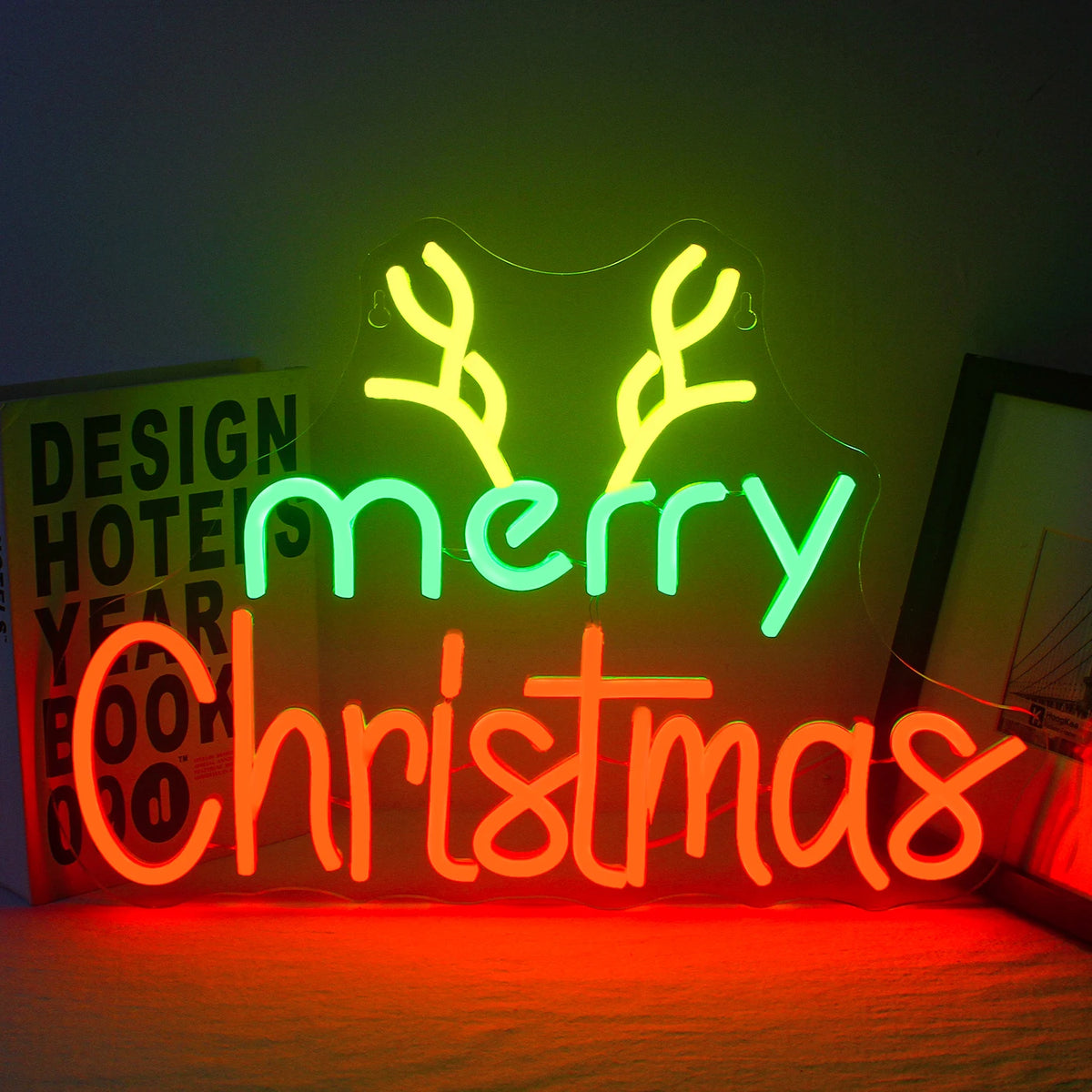 L'image montre une enseigne au néon LED faite à la main qui énonce de manière lumineuse « Joyeux Noël » dans une écriture élégante et fluide.