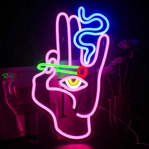 Billedet har et LED neonskilt i form af en kunstnerisk hånd, der holder en cigaret, med røg, der krøller opad.