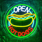A képen egy erősen megvilágított LED fényreklám látható, amelyen az „Open Hot Dogs” felirat látható játékos, retro betűtípussal.