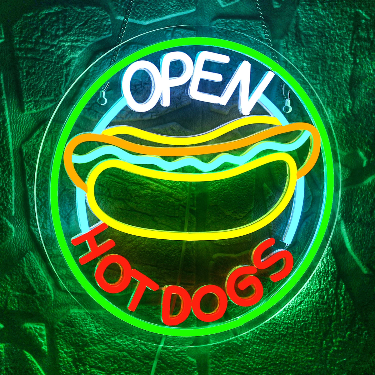 A képen egy erősen megvilágított LED fényreklám látható, amelyen az „Open Hot Dogs” felirat látható játékos, retro betűtípussal.
