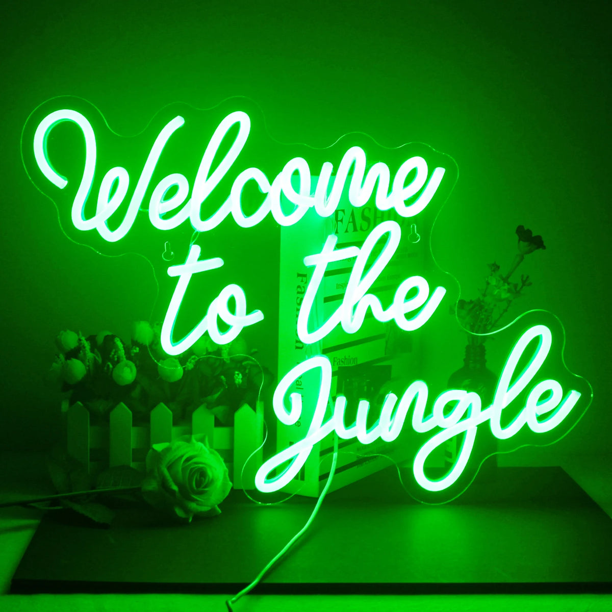 Et levende LED-neonskilt, hvor der står "Welcome To The Jungle" i fed, legende skrift.