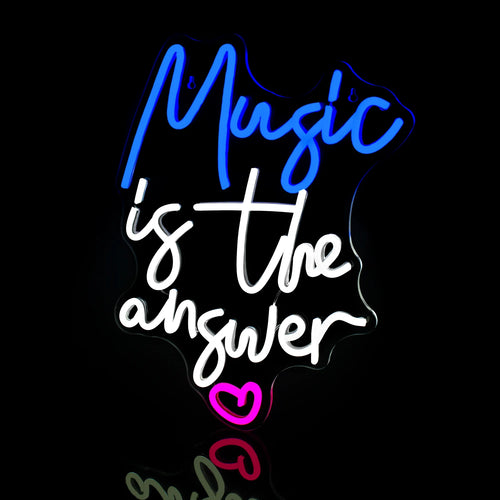 Et levende LED-neonskilt lyser med sætningen "Music is the Answer.