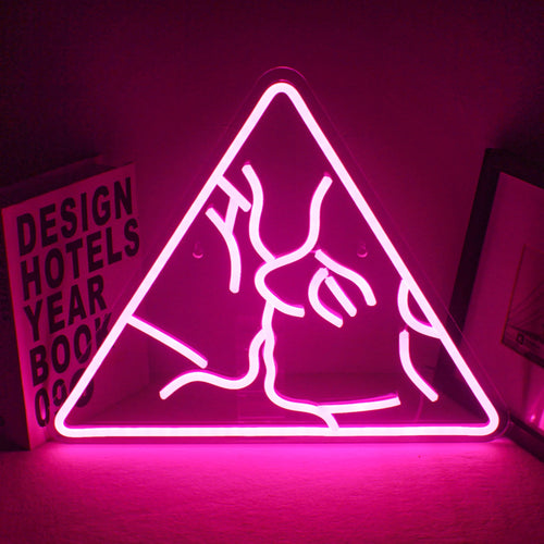 O pancartă cu neon LED vibrantă care scrie „Kiss” într-un script cursiv fluid.