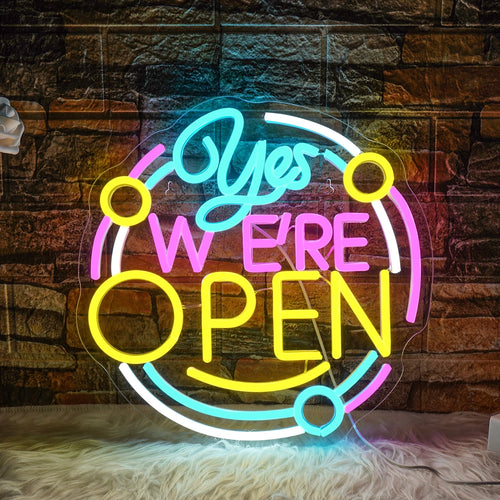 Na zdjęciu widoczny jest jaskrawo świecący neon LED wyświetlający komunikat „Tak, jesteśmy otwarci”.