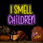 Imaginea prezintă un semn vibrant cu neon LED cu tematică Halloween.
