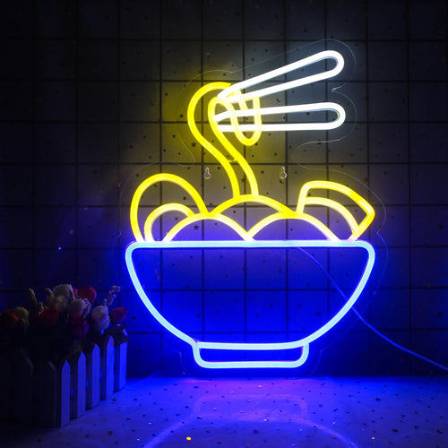 Na zdjęciu widoczny jest jaskrawy neon LED, na którym pogrubione, stylizowane litery wyświetlają słowo „Ramen”.
