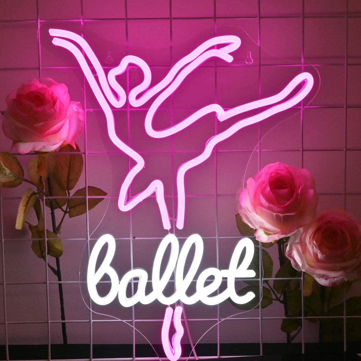 Un panneau néon LED vibrant et coloré affichant le mot « Dancing » dans une police cursive élégante.
