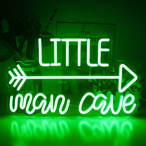 Imaginea prezintă un panou luminos cu neon LED care afișează cuvintele „Man Cave” cu litere îndrăznețe, colorate.