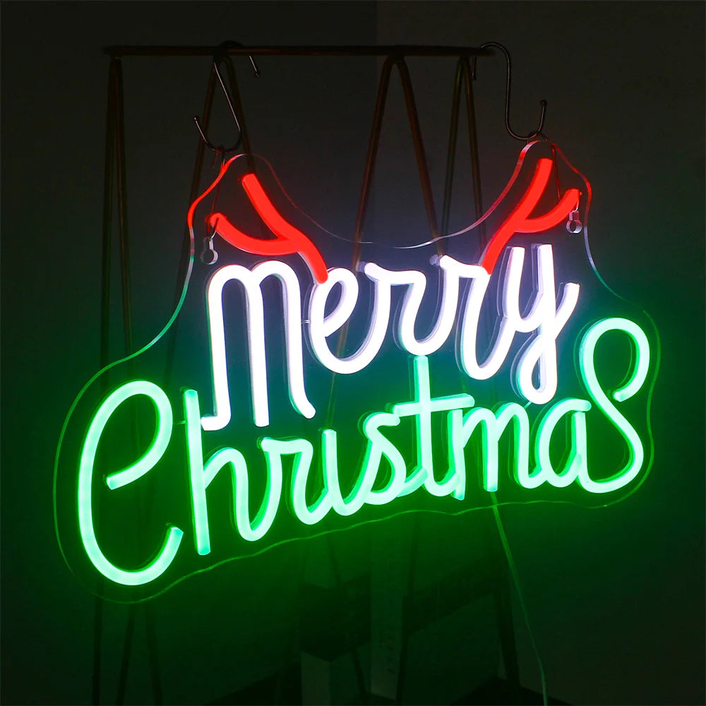 Merry Christmas – Зелени и червени букви с рога – LED неонова табела (5 V USB)